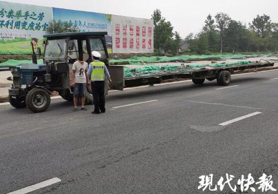 變形金剛？拖拉機私改 變身超長版拖車