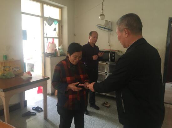 盛江社區(qū):慰問困難學(xué)生 送上“法制”關(guān)懷