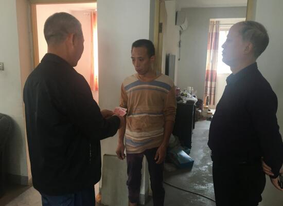 盛江社區(qū):慰問困難學(xué)生 送上“法制”關(guān)懷