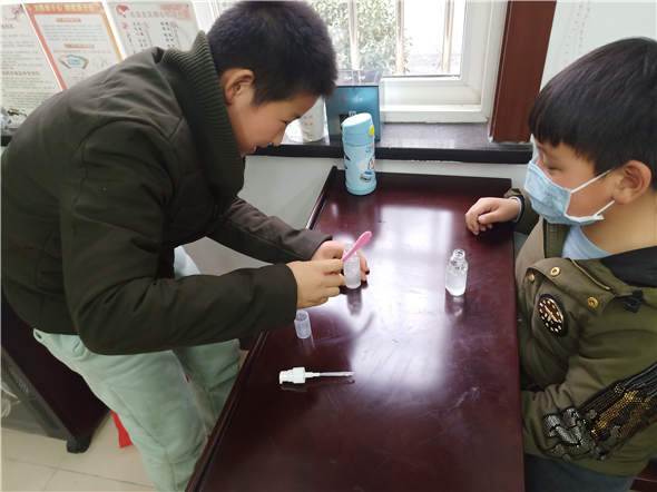 馨康苑社區(qū)開(kāi)展免洗洗手液制作活動(dòng)