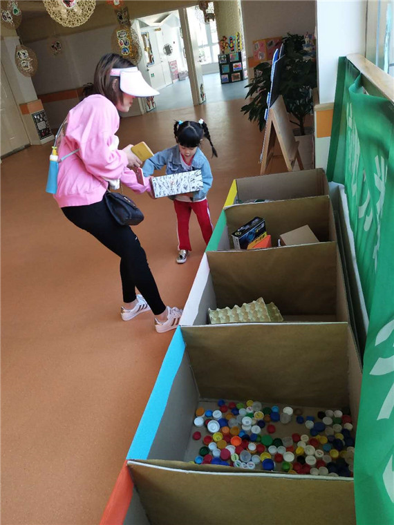 金陵驛社區(qū)開展“垃圾分類 從我做起”兒童環(huán)?；顒?dòng)