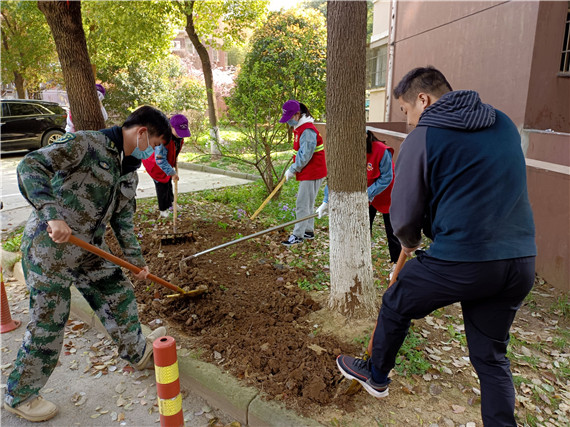 馨康苑社區(qū)開展“牽手共建”綠化修補(bǔ)行動