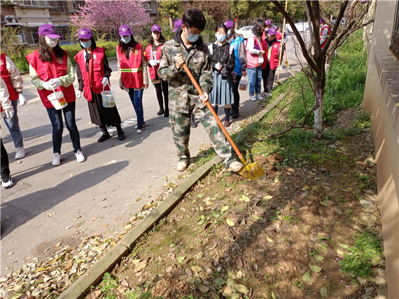 馨康苑社區(qū)開展“牽手共建”綠化修補(bǔ)行動