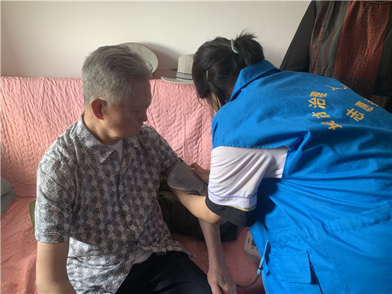 向上社區(qū)：關(guān)愛(ài)社區(qū)老人 弘揚(yáng)雷鋒精神