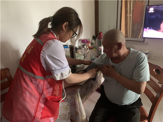 向上社區(qū)：關(guān)愛(ài)社區(qū)老人 弘揚(yáng)雷鋒精神