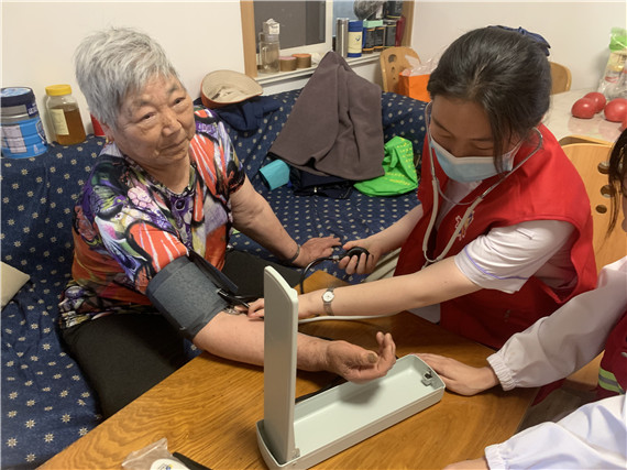 向上社區(qū)：關(guān)愛(ài)社區(qū)老人 弘揚(yáng)雷鋒精神