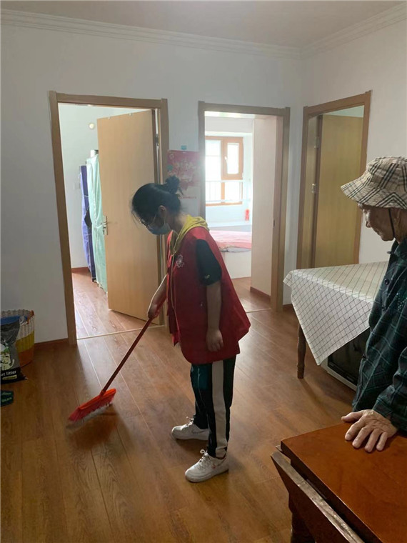 向上社區(qū)：關(guān)愛(ài)社區(qū)老人 弘揚(yáng)雷鋒精神