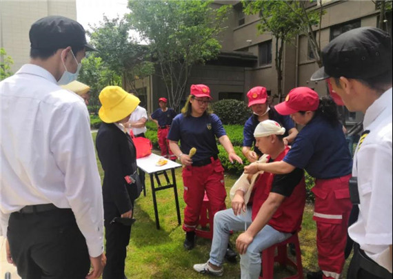 安全演練進小區(qū) 筑牢消防安全網(wǎng)