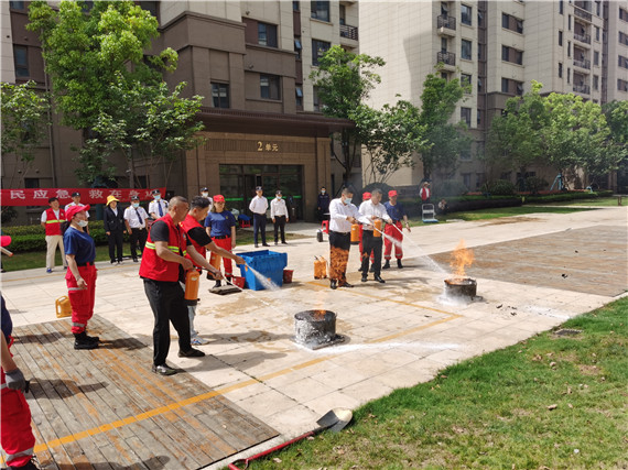 安全演練進小區(qū) 筑牢消防安全網(wǎng)