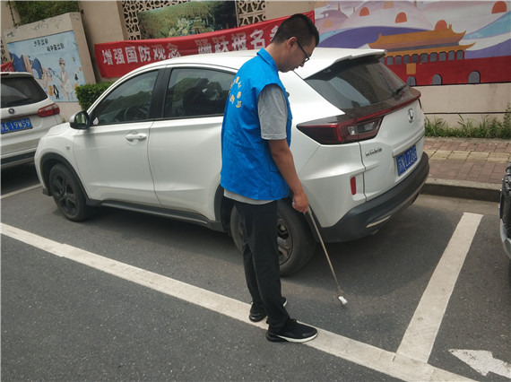 蛇盤社區(qū):護市容 我光榮