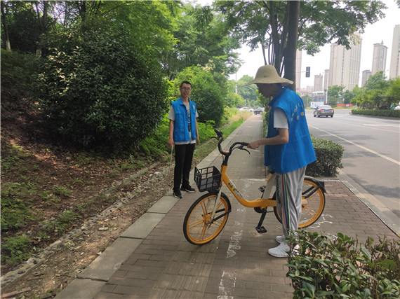 蛇盤社區(qū):護市容 我光榮