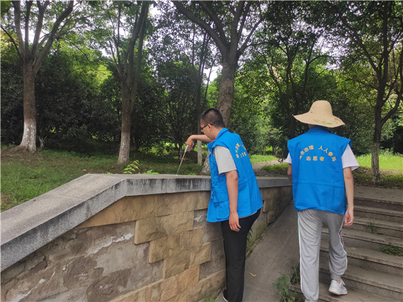 蛇盤社區(qū):護市容 我光榮