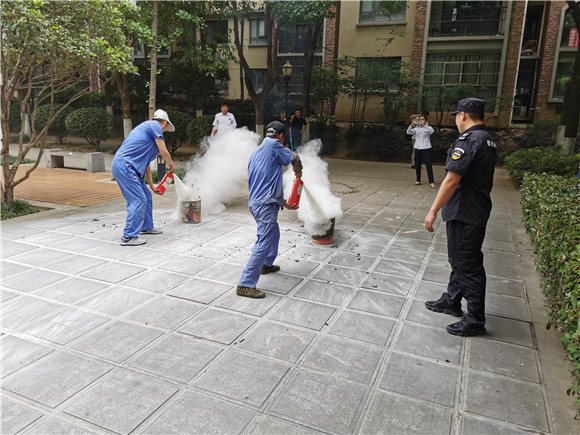 翠林山莊社區(qū):創(chuàng)建安全發(fā)展示范城市 開展消防演練