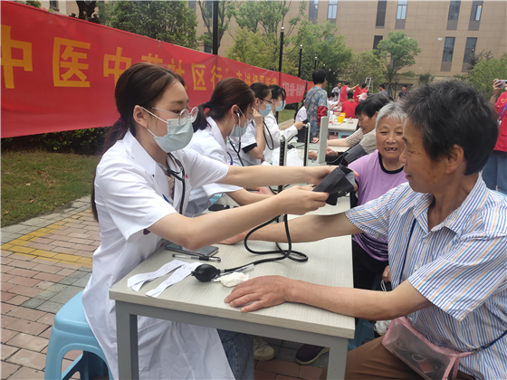 石埠橋村社區(qū):專家送來健康經 群眾困難隨之去