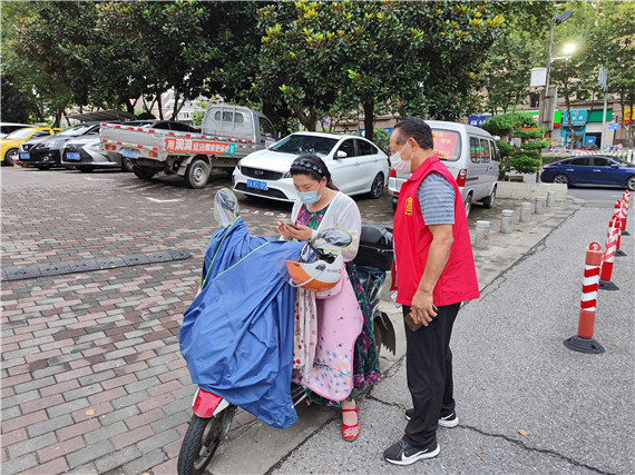 翠林山莊社區(qū)開展疫情防控體溫測量排查志愿服務活動