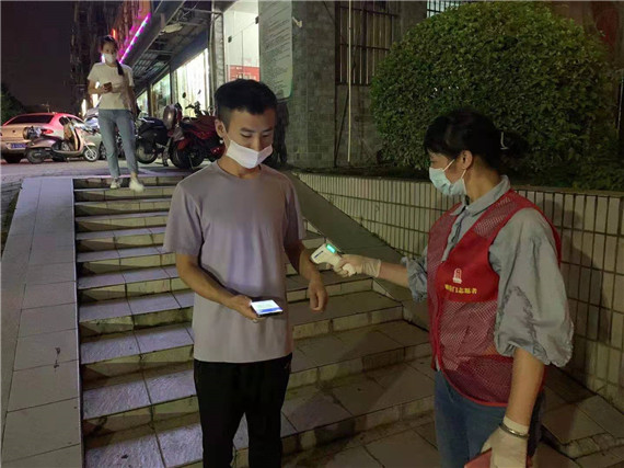 翠林山莊社區(qū)開展疫情防控體溫測量排查志愿服務活動
