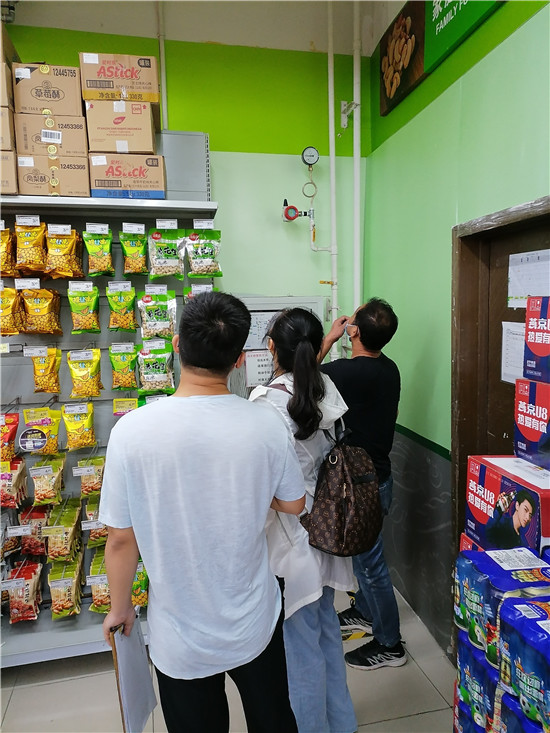 金堯花園社區(qū)開(kāi)展節(jié)前大型商超安全專項(xiàng)檢查行動(dòng)