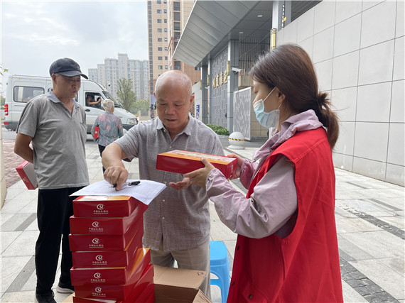 西花社區(qū)“送清涼”關愛企業(yè)退休人員
