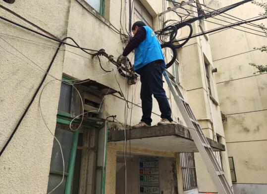 銀礦地質(zhì)社區(qū):清理廢棄電線 還社區(qū)一片藍(lán)天