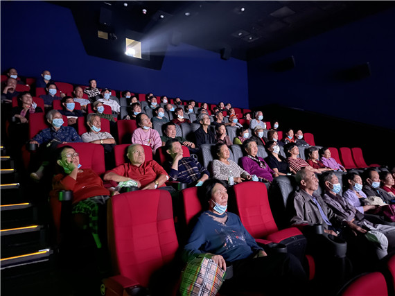 重溫經(jīng)典守初心 紅梅社區(qū)開展“四史”教育電影課觀影活動