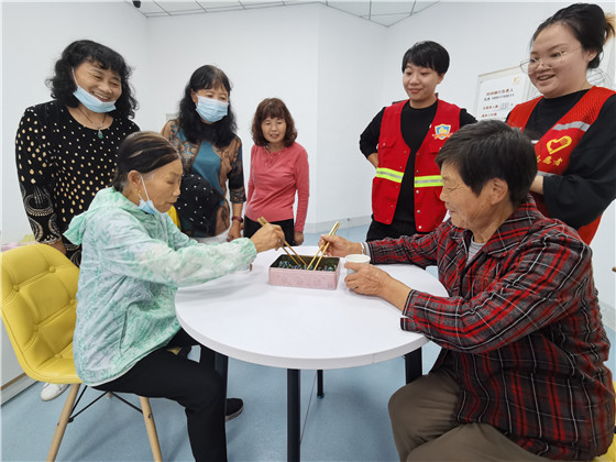 做游戲 吃蛋糕 話(huà)家常 向上社區(qū)歡樂(lè)過(guò)重陽(yáng)