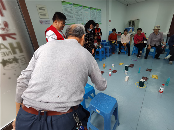 做游戲 吃蛋糕 話(huà)家常 向上社區(qū)歡樂(lè)過(guò)重陽(yáng)