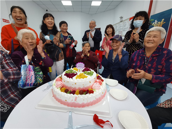 做游戲 吃蛋糕 話(huà)家常 向上社區(qū)歡樂(lè)過(guò)重陽(yáng)