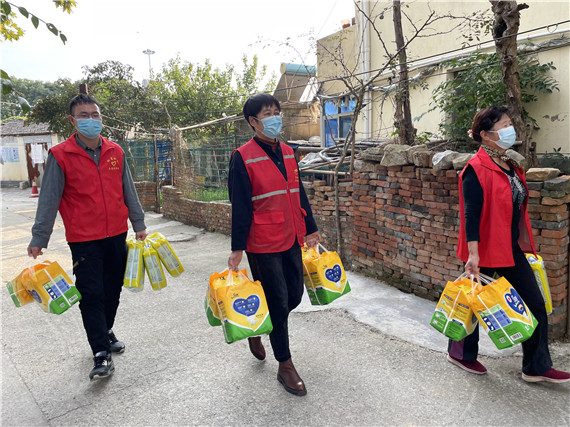 棲霞社區(qū):關愛困難老人 溫暖送進家門