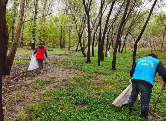 殘疾人清河岸垃圾 守護(hù)長(zhǎng)江生態(tài)