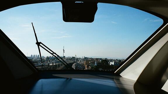 物理老師課堂上演示SUV后車窗為何有雨刮器 網(wǎng)友:學(xué)到了