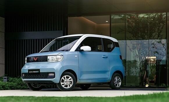 三輛五菱宏光MINI EV路口撞到一塊!網(wǎng)友:真賣爆 出鏡率滿大街