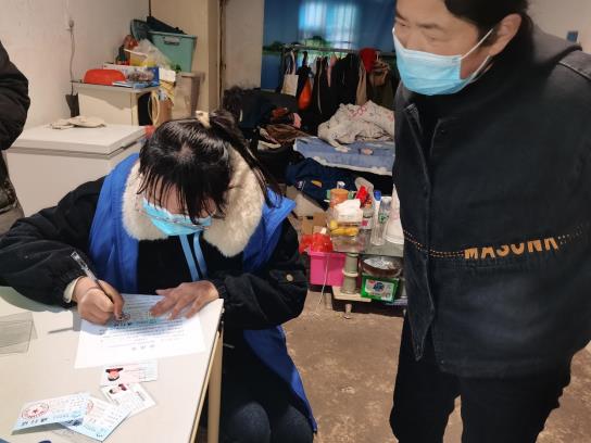 楊柳湖社區(qū)：網(wǎng)格員開(kāi)展“敲門行動(dòng)” 助力排查流動(dòng)人員