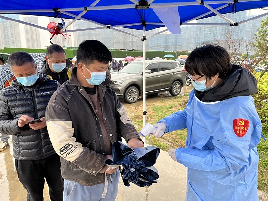 紅梅社區(qū)：筑牢全員核酸檢測“紅色堡壘”