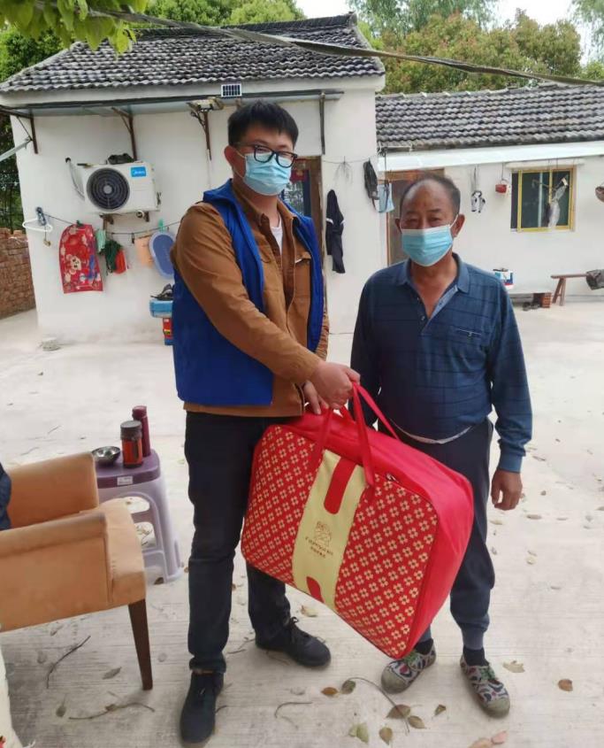 晶明村：網(wǎng)格員走訪慰問困難退役軍人