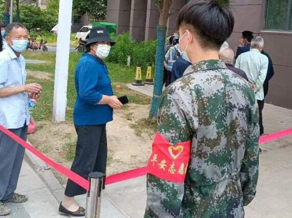 新華社區(qū):協(xié)助核酸檢測 退役軍人奮戰(zhàn)在一線