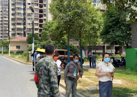 新華社區(qū):協(xié)助核酸檢測 退役軍人奮戰(zhàn)在一線