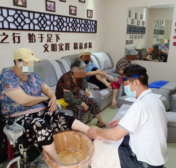 修腳志愿服務(wù)進(jìn)社區(qū) 關(guān)愛殘疾老人在行動
