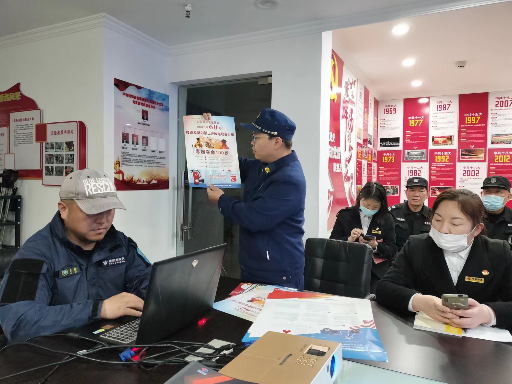 化纖新村社區(qū)新時代文明實(shí)踐站:開展消防演習(xí)共筑平安家園